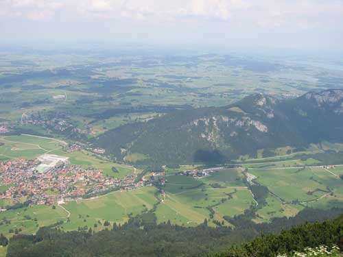 Aussicht von der Ostler Hütte auf Pfronten und die Ruine Falkenstein