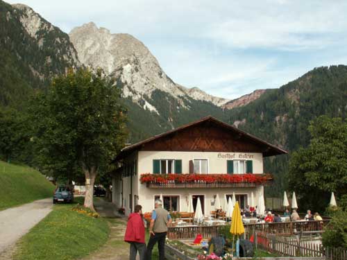 Gasthof Gsteier mit dem Kleinen und Großen Ifinger